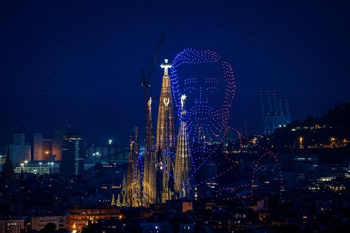 Drones representando a Gaudí en la Sagrada Família.