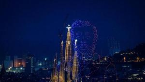 Drones representando a Gaudí en la Sagrada Família.