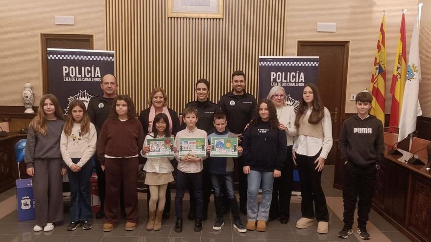 Ganadores del concurso para elegir el cartel del proyecto impulsado por la policía local.