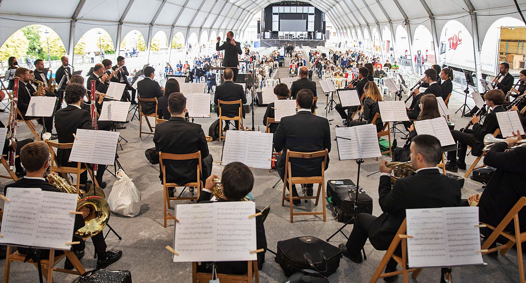 La Banda de Música de Lalín llenó la carpa en los conciertos que ofreció ayer. |   // BERNABÉ