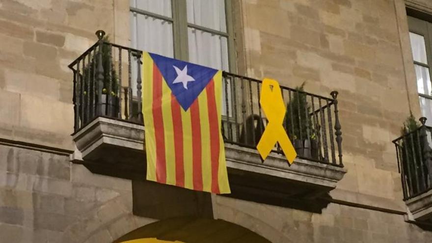 L&#039;estelada i el llaç a la façana de l&#039;Ajuntament.