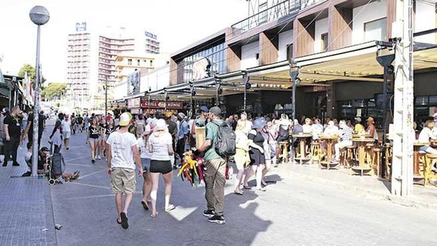 La denominada Calle del Jamón  es una de las vías  que aglutina más oferta complementaria en la Platja de Palma.