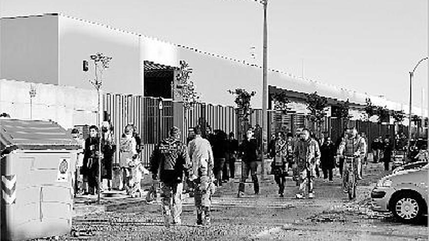 Niños y padres, a la entrada del colegio sin calefacción, ayer por la mañana.