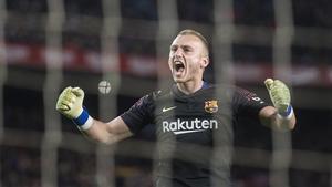 Cillessen, eufórico tras parar un penalti al Sevilla en la Copa del Rey.