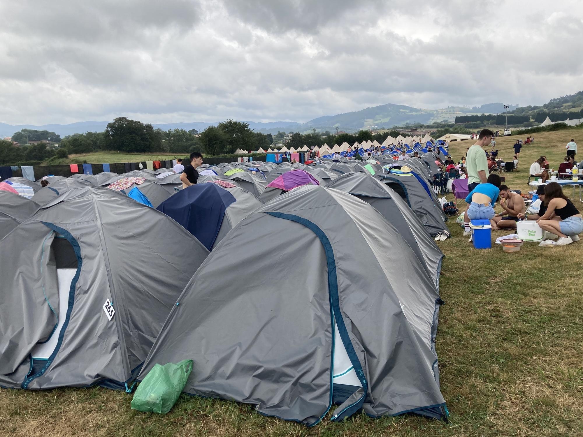 Vista general de la zona de descanso del Boombastic, con varios tipos de tiendas ya montadas