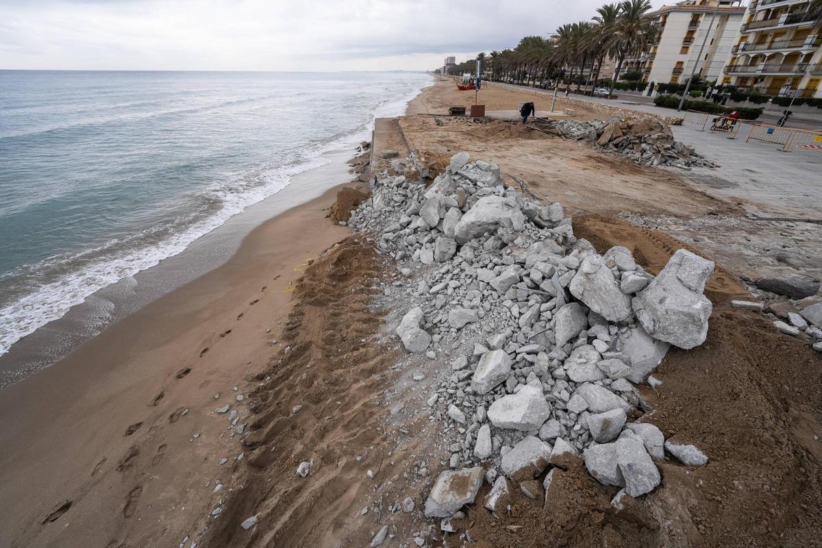 Calafell desmonta parte de su paseo marítimo para devolver espacio tomado a la playa