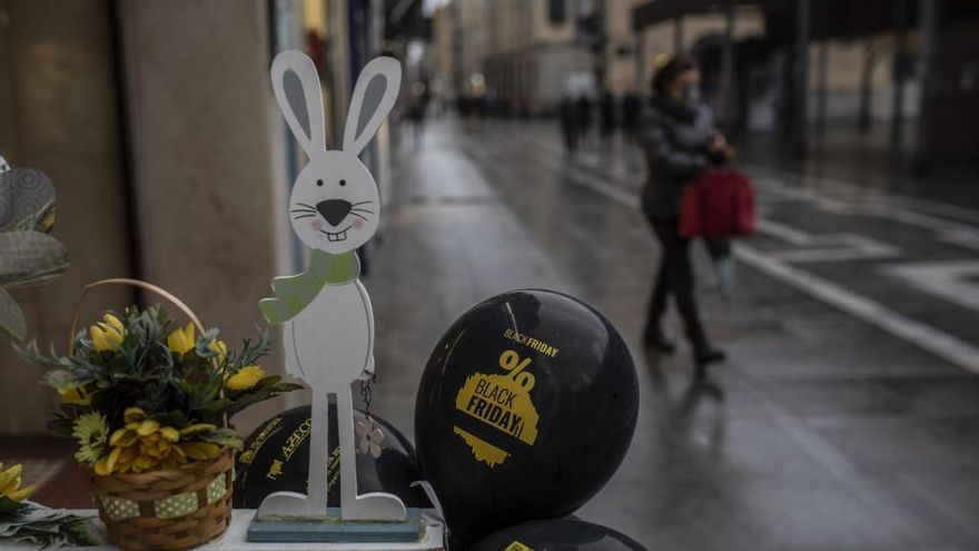 Globos anunciando el Black Friday en Santa Clara.