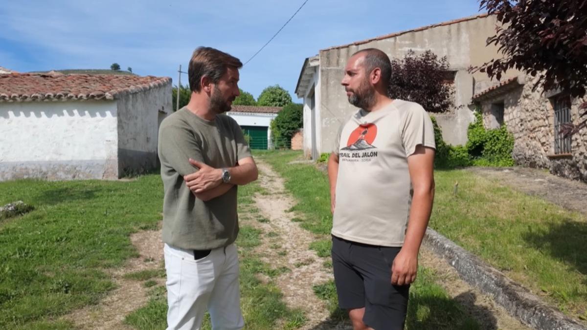 Fernando (39 años), único habitante de un pueblo abandonado, charlando con Diego Revuelta, 'youtuber'.