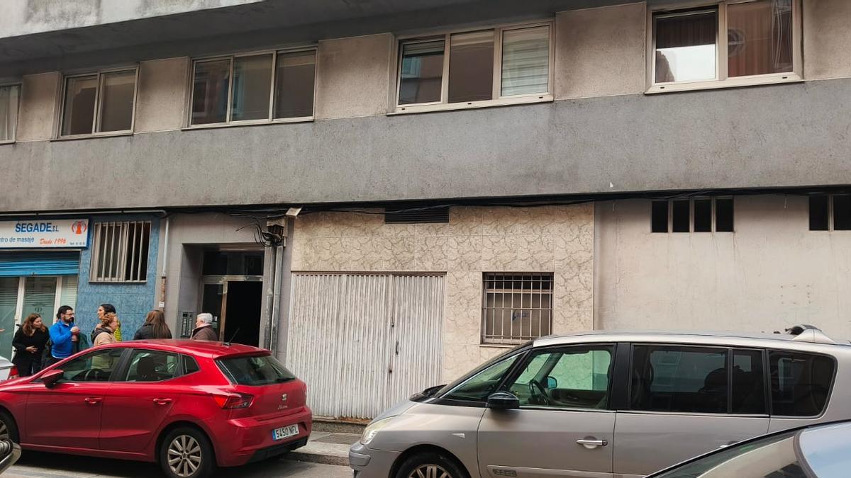 Los vecinos del edificio del incendio mortal en San Isidoro vuelven a sus casas.