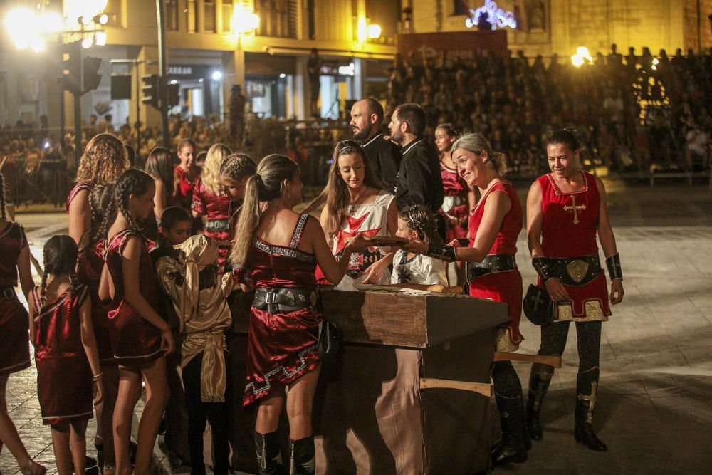 Los bandos de la cruz y la media luna recrean una emocionante embajada frente a Palacio Altamira de Elche.