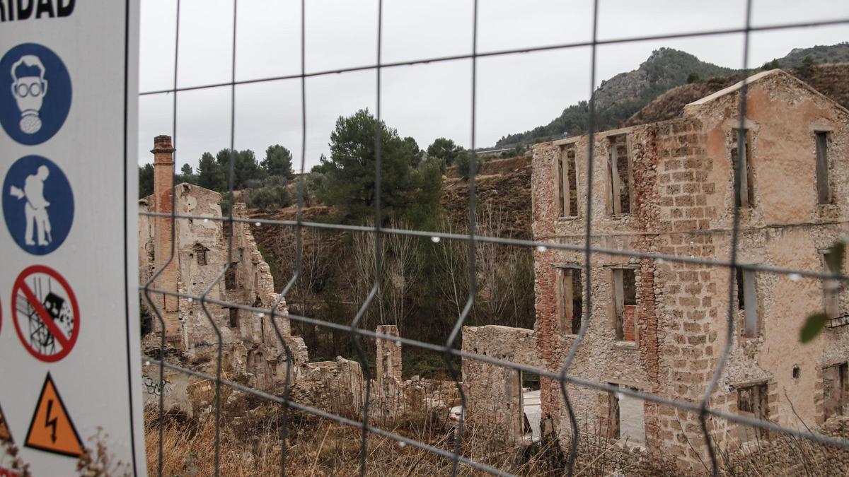 Una de las antiguas fábricas donde se ha intervenido, protegida por una valla.