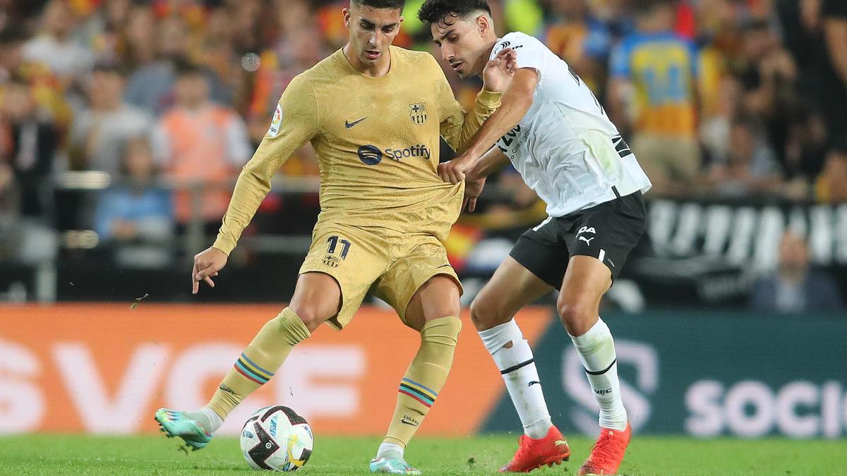 Ferran Torres, durante un partido en Mestalla con el F.C Barcelona.