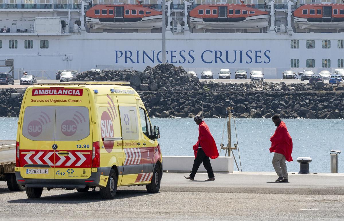 Salvamento Marítimo traslada a 37 migrantes a Puerto Naos, en Arrecife (Lanzarote)