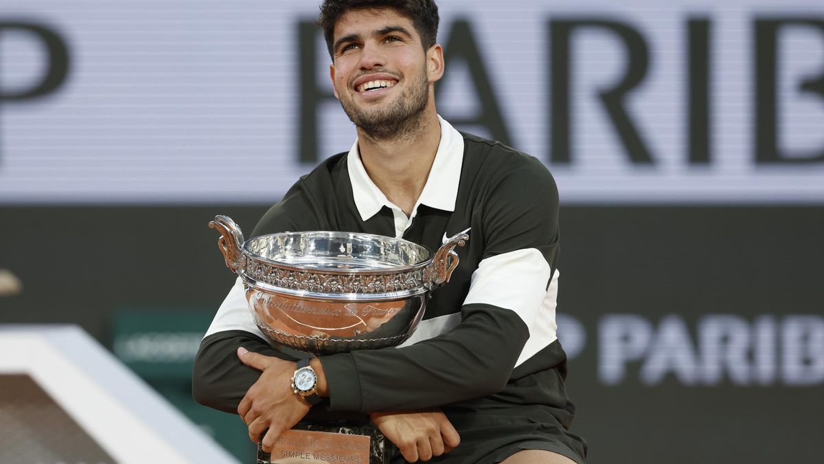 Carlos Alcaraz posa con la Copa de los Mosqueteros tras ganar su segundo Roland Garros