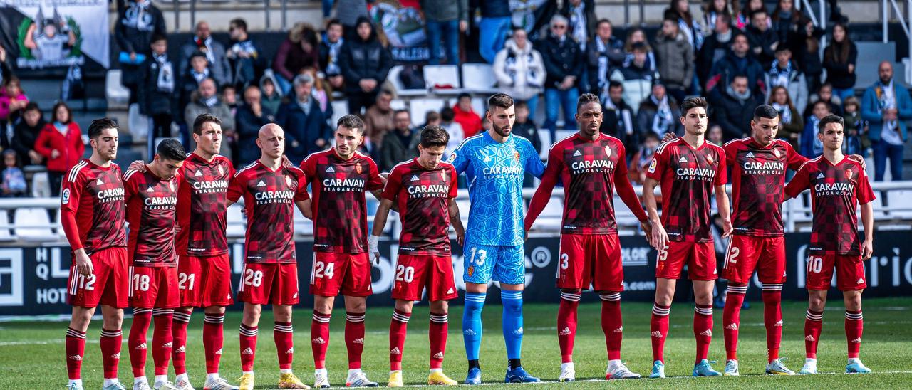 La alineación del Zaragoza, durante el minuto de silencio previo al duelo ante el Burgos.