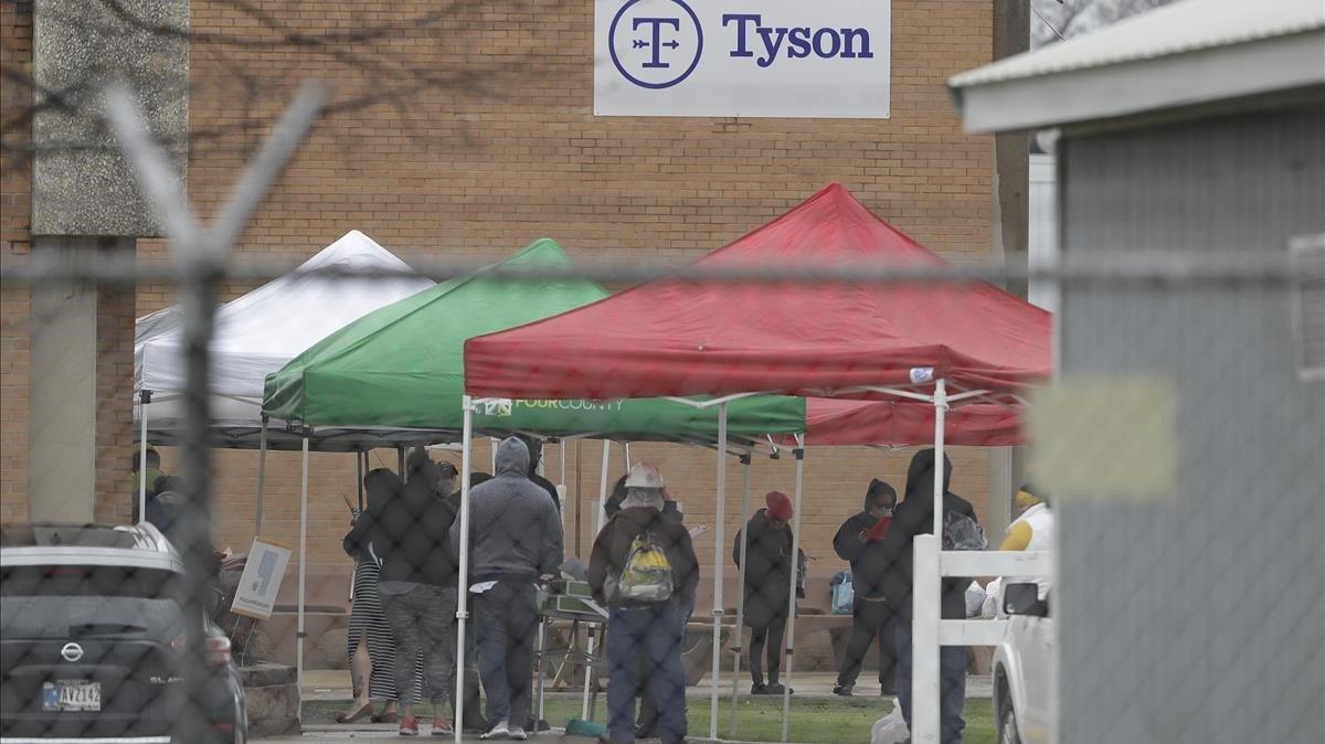 zentauroepp53213519 tyson fresh meats plant employees line up outside of the pla200429194747