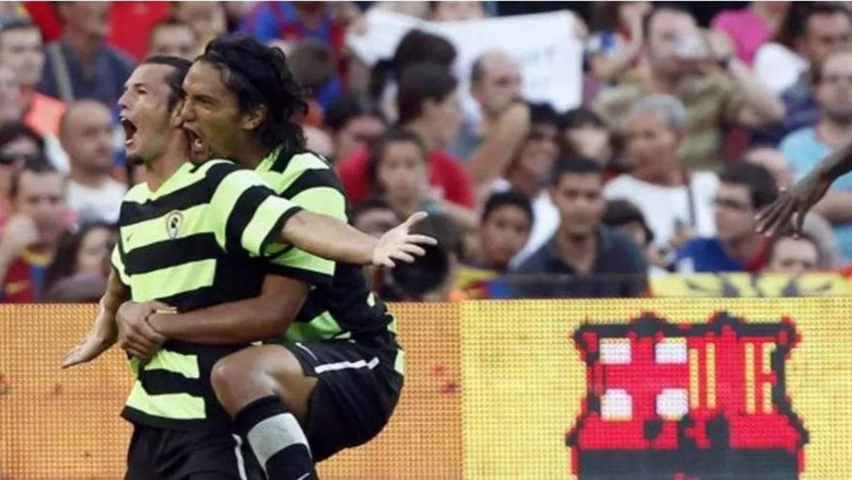 Valdez y Aguilar celebran uno de los goles del Hércules en la victoria ante el Barcelona el 11 de septiembre de 2010