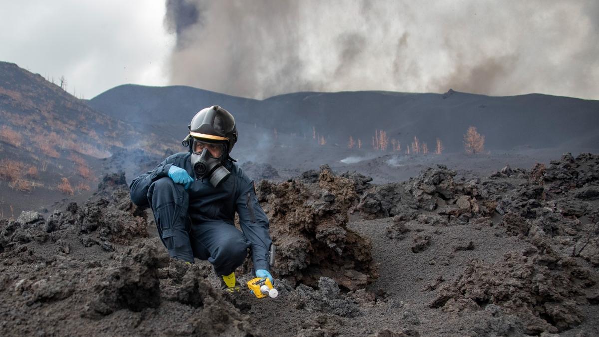 La UME mide la calidad del aire tras la erupción del volcán de La Palma