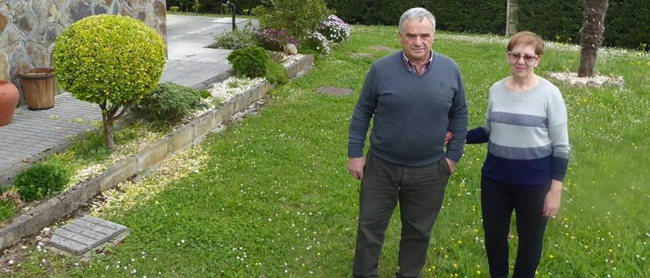 Faustino Laruelo y Dolores Hortal, en su finca que linda con el polígono de Santianes.