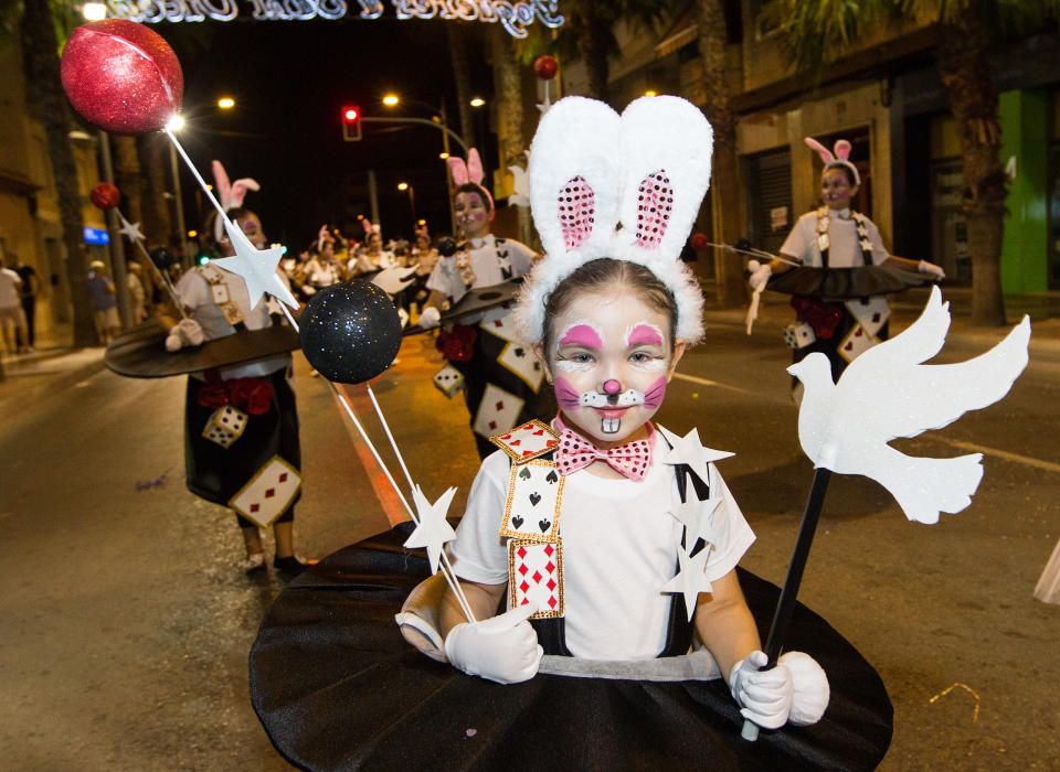 Diferentes momentos del Desfile del Ninot en San Vicente del Raspeig, que reunió a cientos de personas.