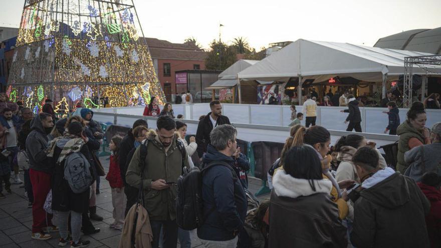 Decenas de personas guardan cola antes de entrar en la pista de hielo. |