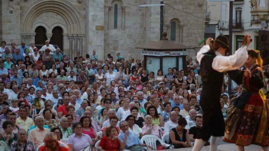 El público llenó la plaza de la Constitución para ver la primera jornada del festival del folclore.