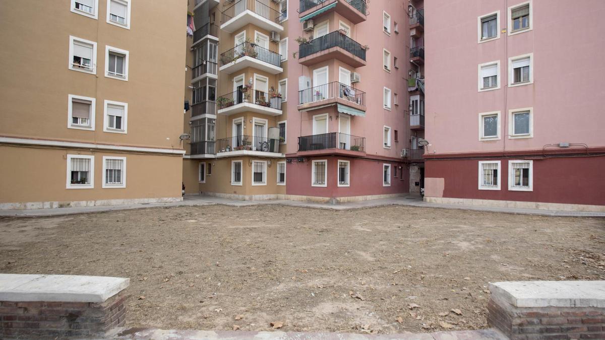 Valencia.Jardines interiores de las viviendas abandonados