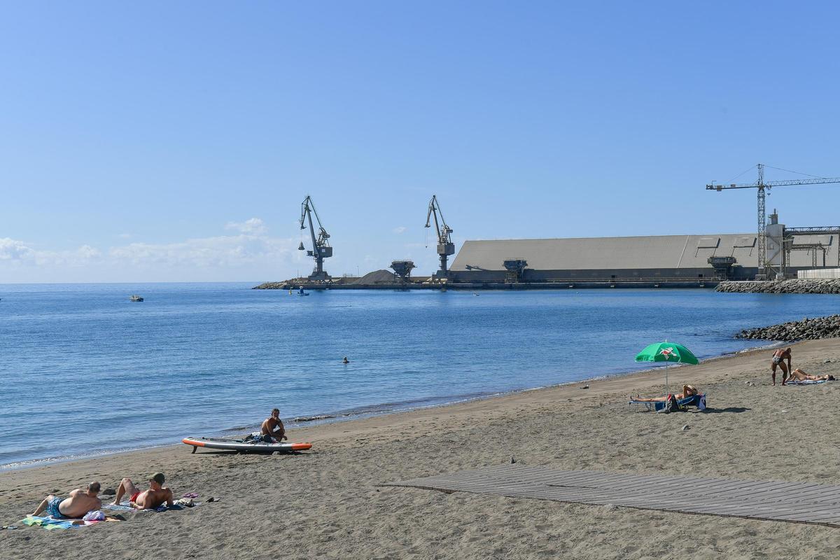 Playa de El Pajar con el puerto de Santa Águeda al fondo.