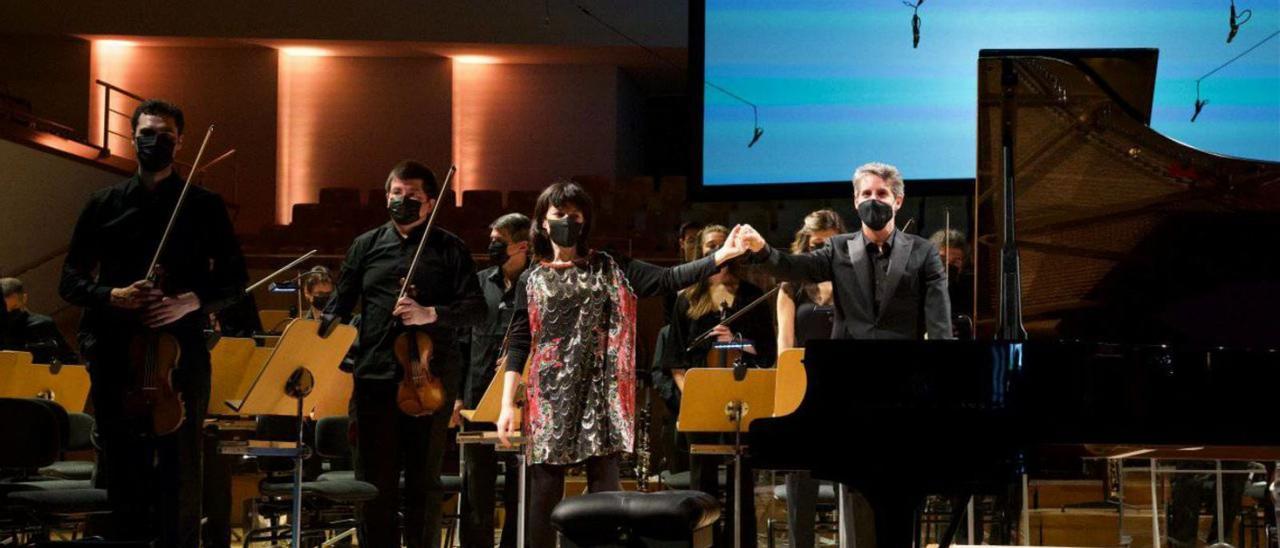 Noelia Rodiles saluda al público junto al director Lucas Macías. | Orquesta Nacional de España