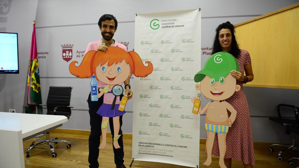 Ignacio Lucero e Isa Blanco, con muñecos de la campaña de prevención solar en niños de Plasencia.