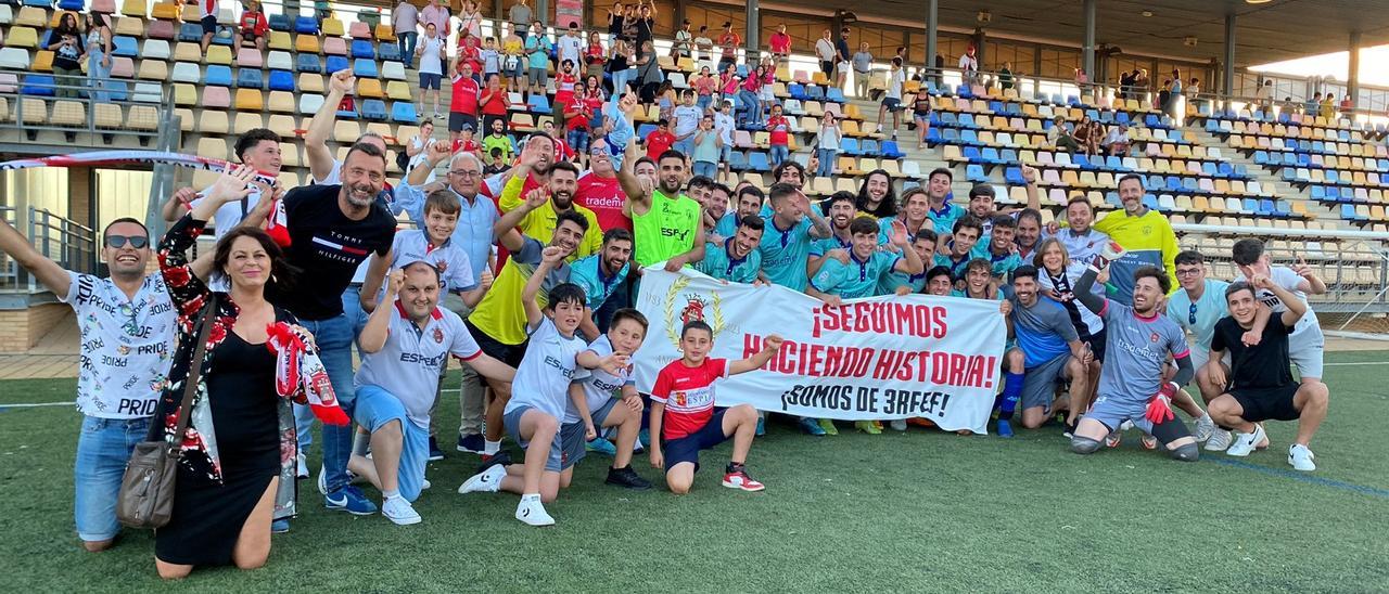 Jugadores, directiva y aficionados del Espeleño celebran el ascenso tras el partido en Ayamonte.