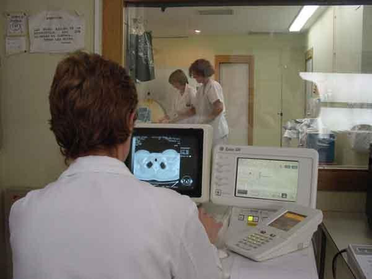 Alumnos realizando prácticas en un centro sanitario.