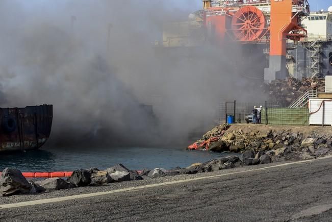 Incendio de un barco en el Muelle Reina Sofia