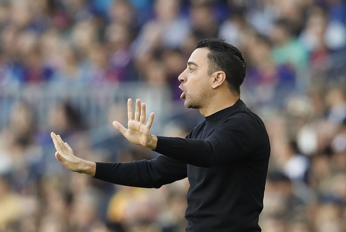 FC Barcelona’s head coach Xavi Hernandez gives instructions to his players against SD Espanyol during their LaLiga game at Spotify Camp Nou Stadium, in Barcelona, northeastern Spain, 31 December 2022. EFE/Andreu Dalmau