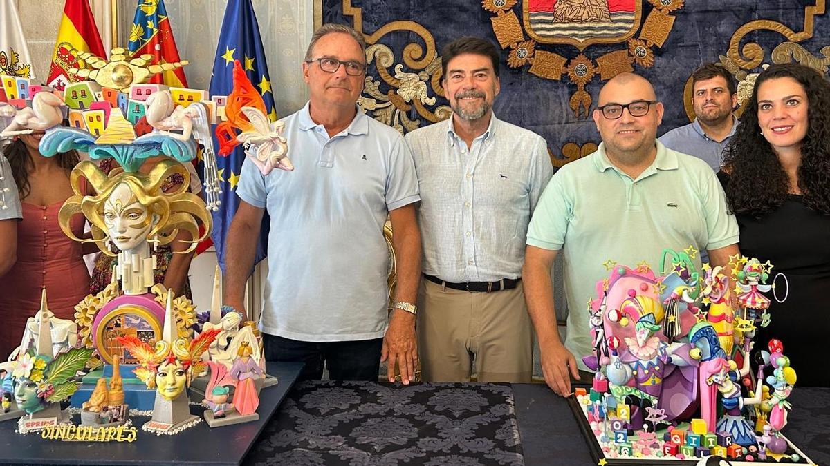 Los artistas de las Hogueras Oficiales, Pedro Espadero y Sergio Gómez, junto a Luis Barcala y Cristina Cutanda tras confirmarse que plantarían en 2026