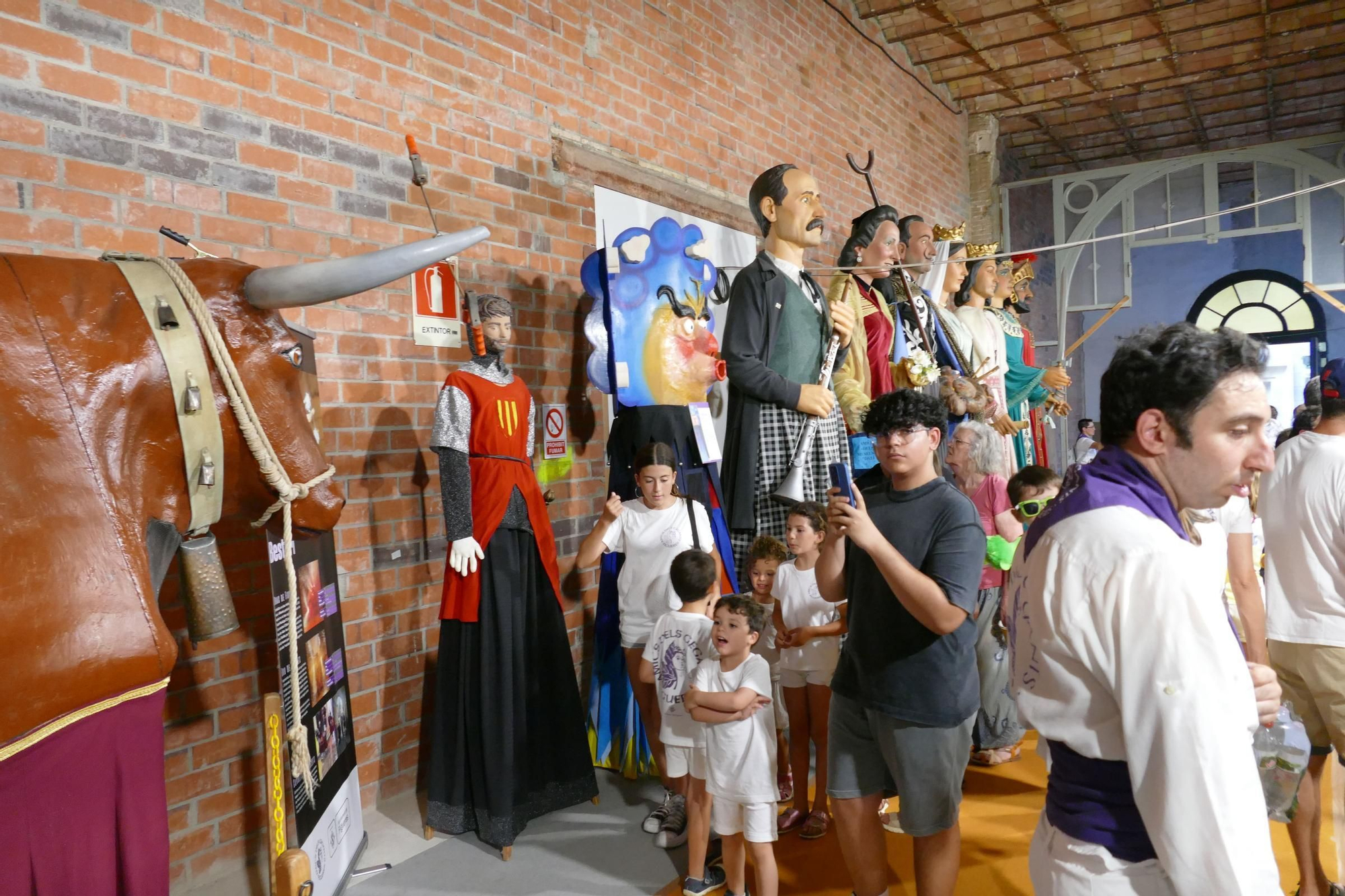 Els gegants de Figueres animen les Festes de Sant Pere amb el ball del seguici i una exposició