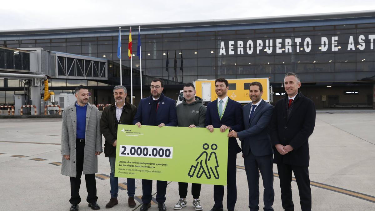Así llegó el pasajero dos millones al aeropuerto de Asturias: un gijonés que pensó que se trataba de "una cámara oculta" y que viajaba desde Granada