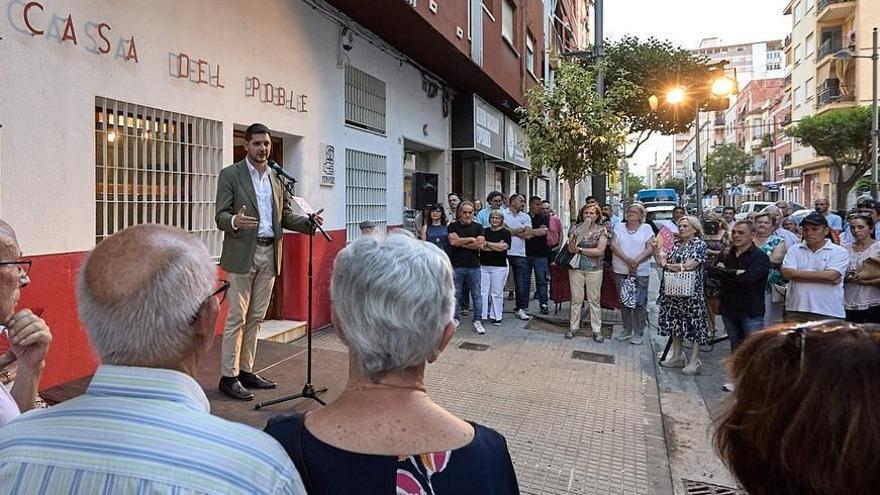 El alcalde José Manuel Prieto, a la izquierda, en el acto ante la sede del PSPV de Gandia.