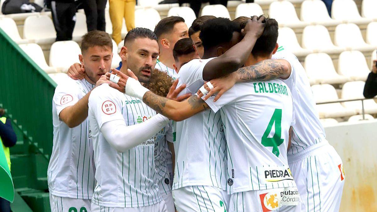 Celebración del gol de Kike Márquez ante la Cultural Leonesa en El Arcángel.