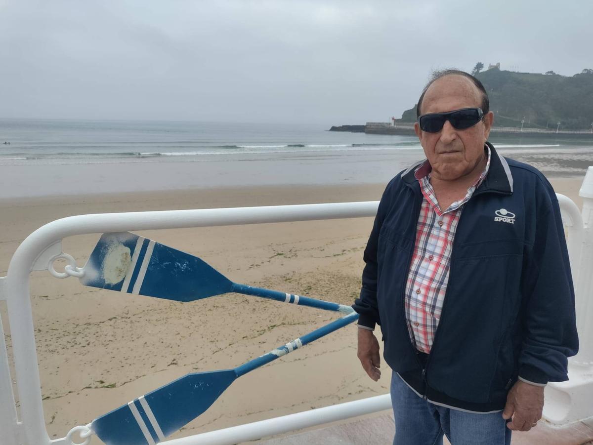 Tino Foronda junto a la barandilla del paseo de Santa Marina.