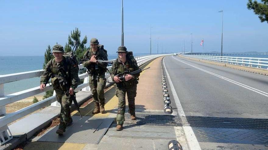 La Compañía de la Brilat recorrió 25 kilómetros por los concellos de Vilanova, A Illa y Cambados. // NP