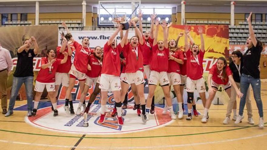 Las chicas del CB l&#039;Horta Godella levantan el trofeo de campeonas Junior.