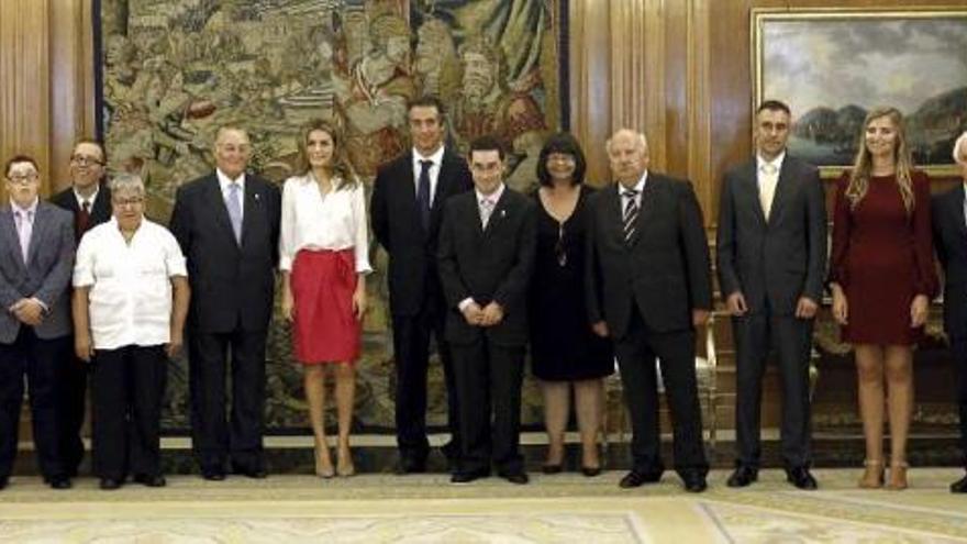 La princesa de Asturias posa rodeada por la delegación de Aspronaga. / efe