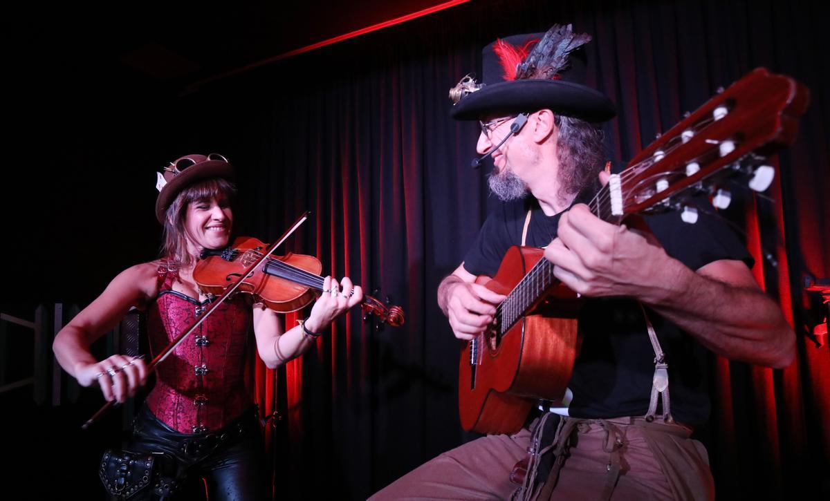 Helena Perdomo y Papín Banzo, gerentes de El Sótano Mágico de Zaragoza.