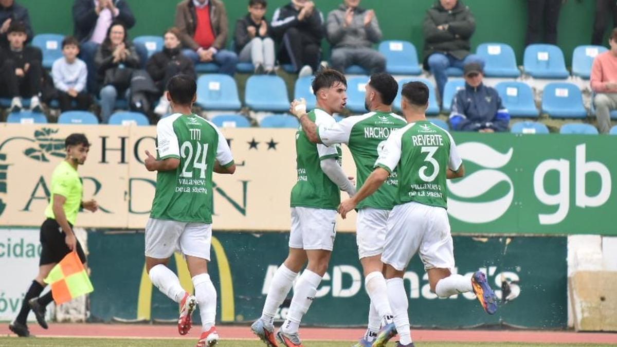 Los jugadores del Villanovense celebran un gol contra el Llerenense.