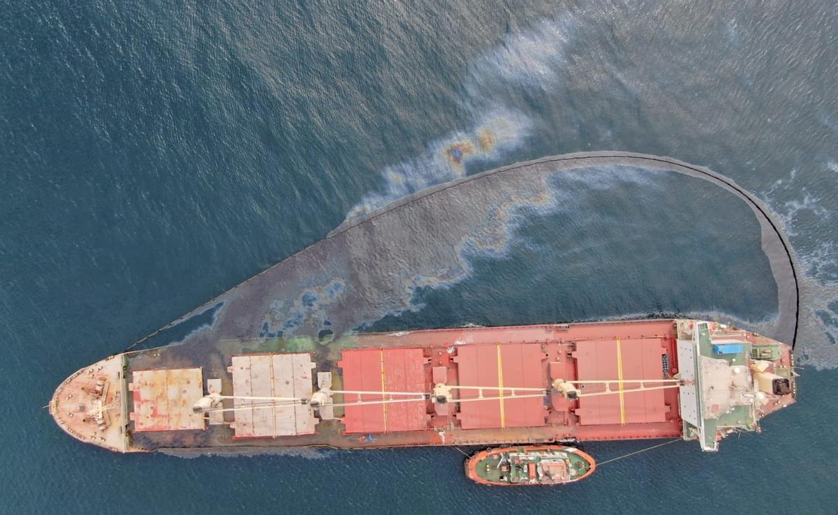 Imagen del vertido ocasionado por el barco varado en Gibraltar.