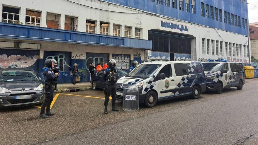Desalojan a una veintena de personas sin hogar y tapian la antigua nave de Pescanova en Vigo