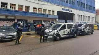 Desalojados más de una treintena de okupas de la vieja nave de Pescanova para tapiarla