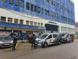 Desalojo en la nave abandonada en Vigo de la antigua Pescanova
