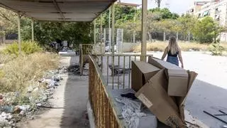 "Da miedo pasar por aquí": un solar municipal en el Bulevar del Pla se convierte en un nuevo asentamiento de personas sin hogar en Alicante